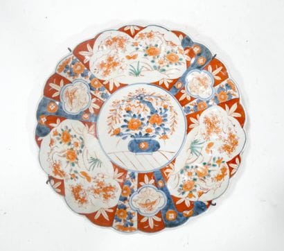 JAPON, IMARI 
Grand plat en céramique polychrome...