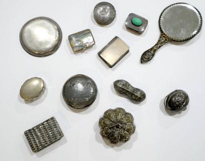 Ensemble d'objets de vitrine en argent (800)...