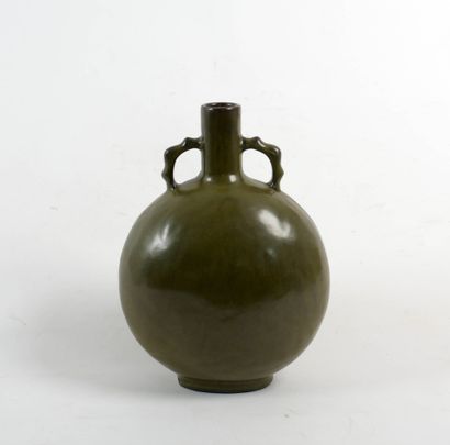 CHINE, XXe
Vase en céramique verte émaillée...
