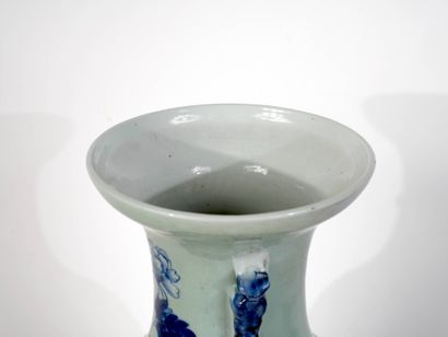 CHINE, XXe siècle 
Vase en porcelaine blanc...