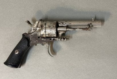 Petit revolver à percussion centrale.
Pour...