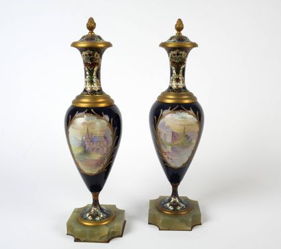 Paire de vases couverts en porcelaine dans...