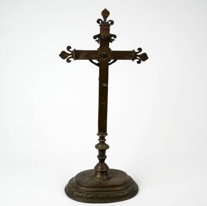 Crucifix en métal cuivreux
Monogrammé FM...