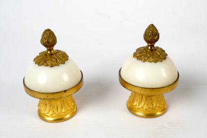 Paire de cassolettes formant chandelier,...