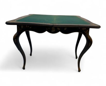 Table à jeux en bois laqué noir à décor doré...