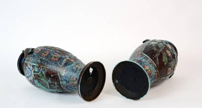Paire de vases en cloisonné, monture en laiton,...