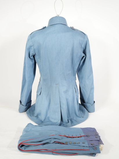 Uniforme d'officier du 192e régiment d'artillerie.
Ensemble...