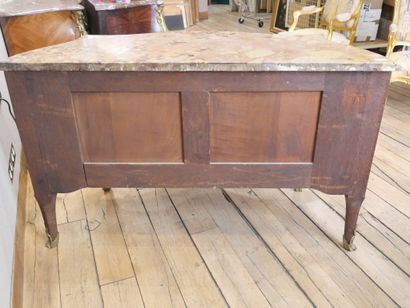 Deux commodes de style Louis XV formant pendant...
