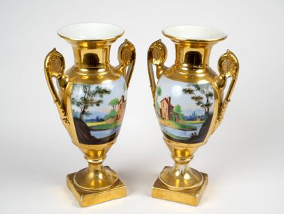 Paire de vases en porcelaine de Paris en...
