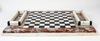 Grand jeu de dames en marbres polychromes,...