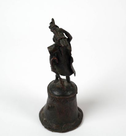 AFRIQUE, XXe siècle 
Clochette en bronze...