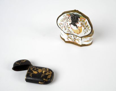 Lot de petits objets comprenant :
– un étui...
