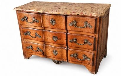 Commode en noyer ouvrant par trois tiroirs,...