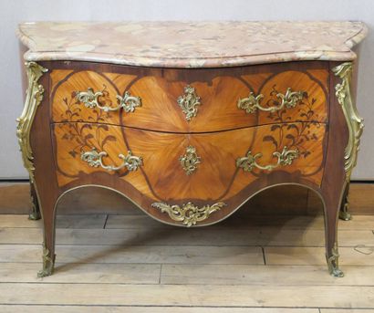 Deux commodes de style Louis XV formant pendant...