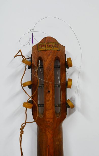 Guitare sèche portant sa marque au fer 