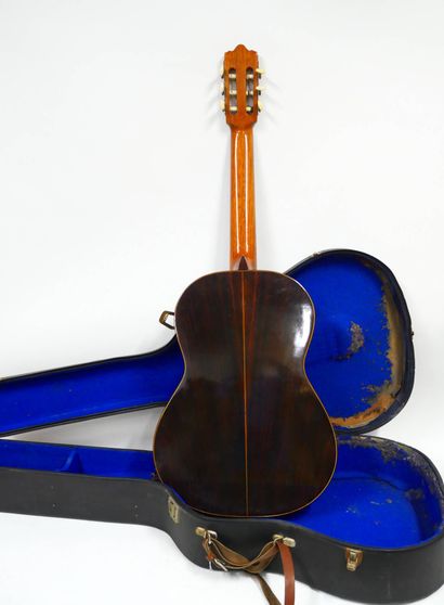 Guitare sèche portant l'étiquette 