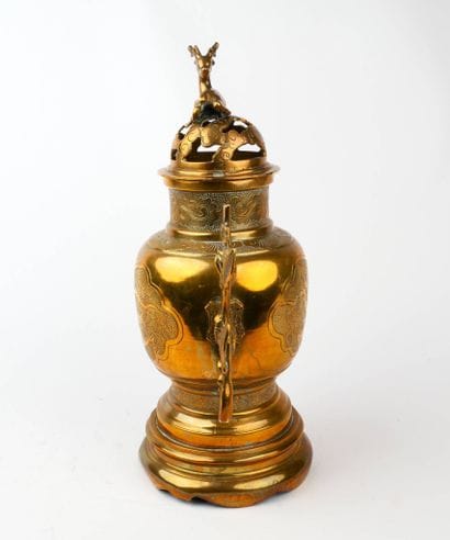 ASIE, XXe siècle 
Brûle-parfum couvert en...