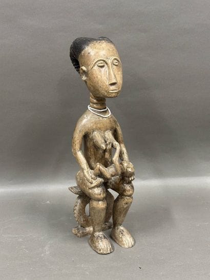 Maternité africaine en bois sculpté et collier...