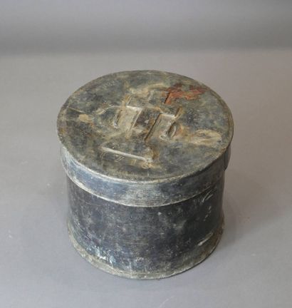 Boîte eucharistique cylindrique en étain....