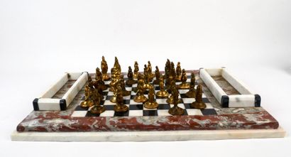 Grand jeu de dames en marbres polychromes,...
