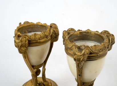 Paire de cassolettes formant chandelier,...