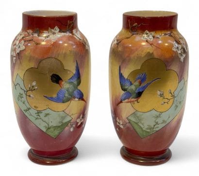 JAPON, XXe siècle
Paire de vases en porcelaine...