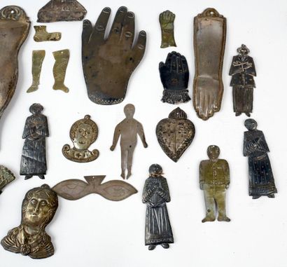 Collection d'ex-voto majoritairement anthropomorphes...