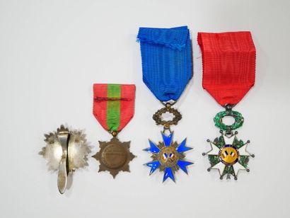 FRANCE
Lot comprenant une croix de chevalier...