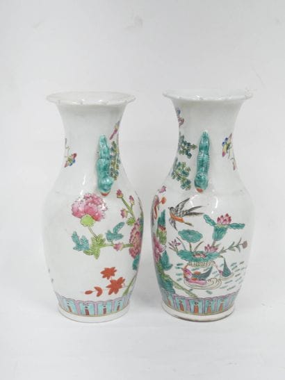 Chine moderne.
Paire de vases en porcelaine...