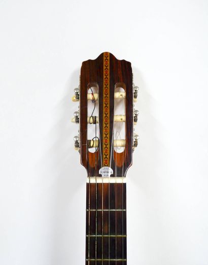 Guitare sèche portant l'étiquette 
