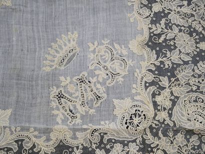 Mouchoir de mariage en linon bordé de dentelle...