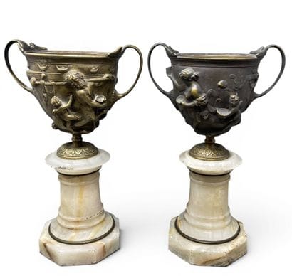 Paire de coupes en bronze au décor mythologique...