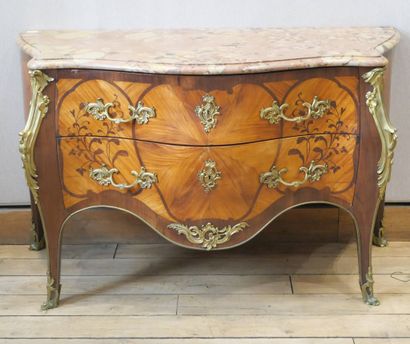 Deux commodes de style Louis XV formant pendant...
