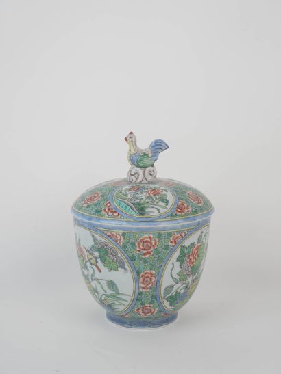 CHINE, XXe siècle
Coupe couverte en porcelaine...