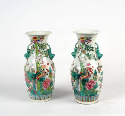 Chine moderne.
Paire de vases en porcelaine...