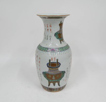 Vase balustre en porcelaine et émaux polychromes...