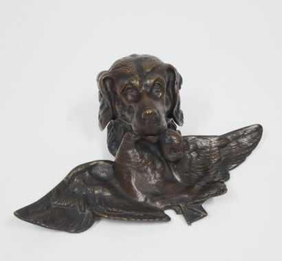 Encrier en bronze à patine brune figurant...
