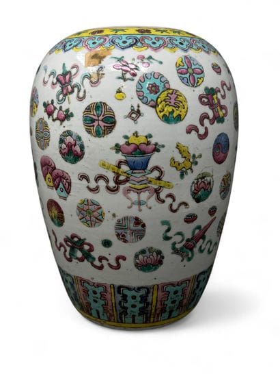 CHINE. Pot en porcelaine dans le goût de...