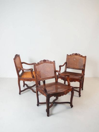 Suite de trois fauteuils cannés à dossier...
