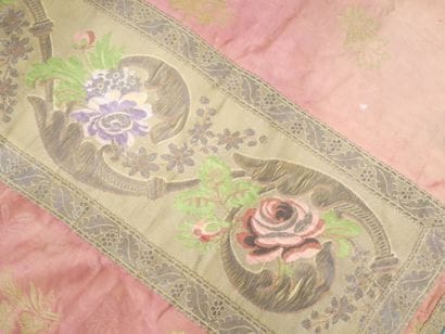 CATHOLICA 
Lot comprenant un revers de chasuble...