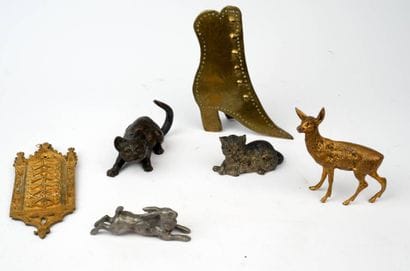 Ensemble de six petits sujets et éléments...