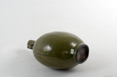 CHINE, XXe
Vase en céramique verte émaillée...