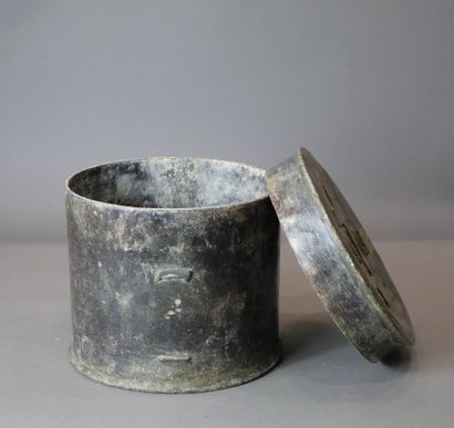 Boîte eucharistique cylindrique en étain....