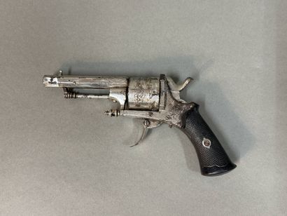 Petit revolver à percussion centrale.
Pour...