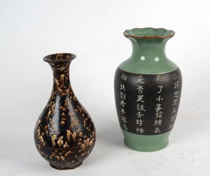 CHINE, XXe siècle 
Vase balustre en faïence...