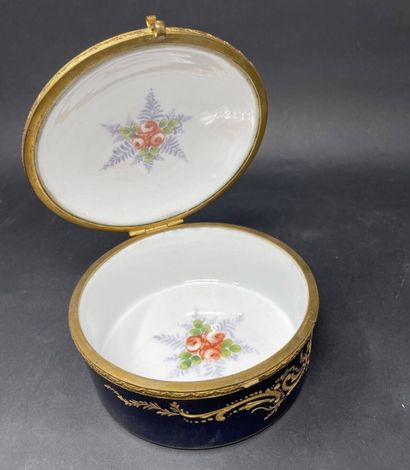 Boîte en porcelaine de forme ronde à couvercle...