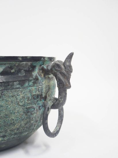 CHINE, XXe
Bol de style archaïque en bronze...