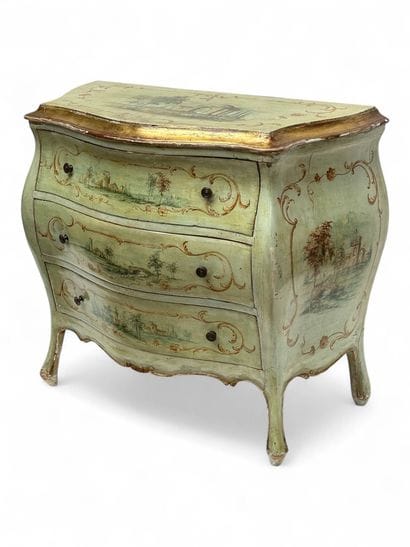 Commode galbée en bois laqué vert à décor...