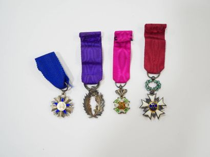 Lot de 4 médailles en réduction en argent...