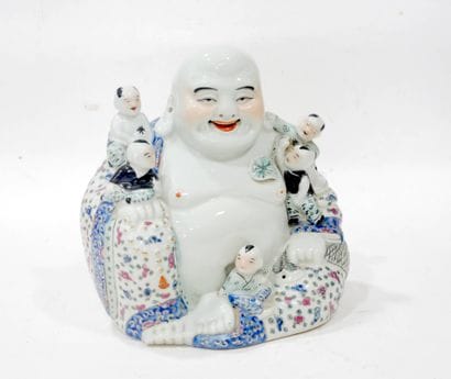 CHINE, XXe
Statuette de Buddha rieur en porcelaine...